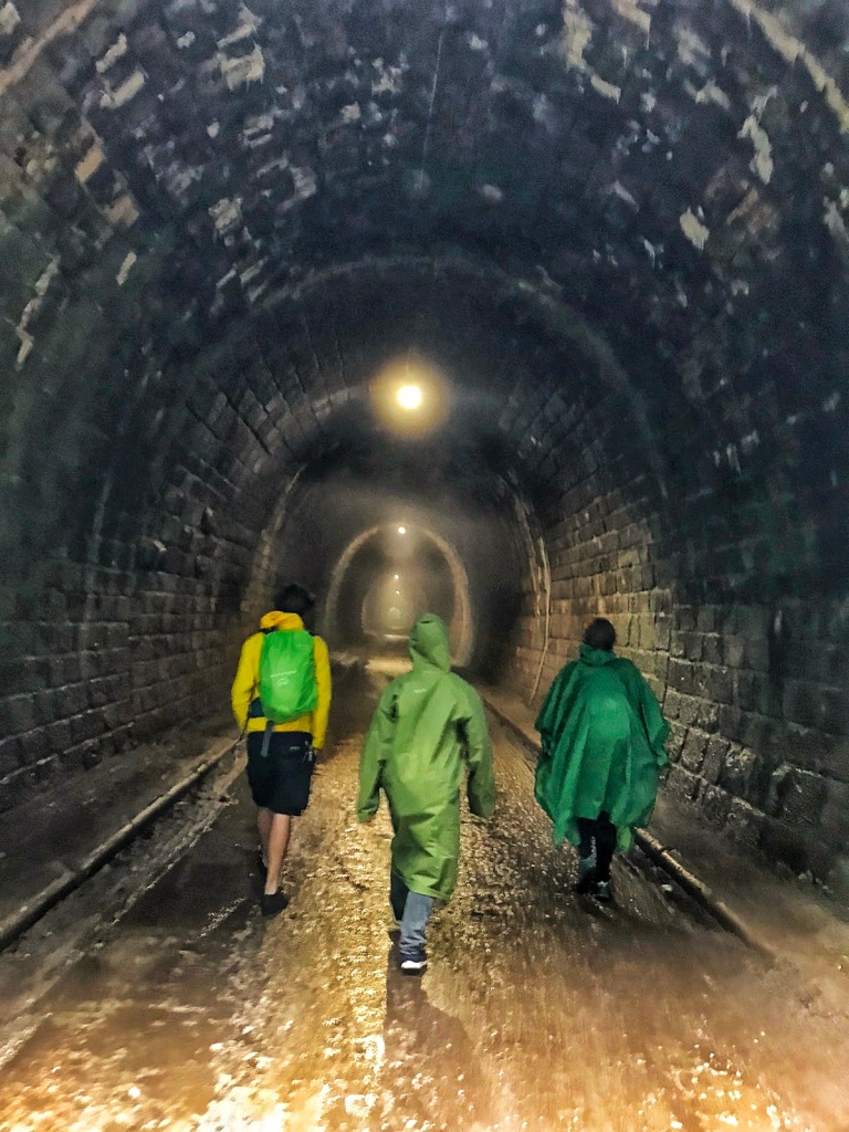 traja turisti v tuneli